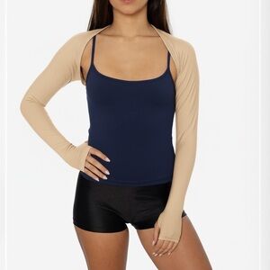 Alice Elle • Open stretch shrug